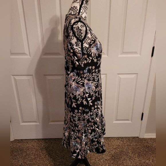 WHITE HOUSE BLACK MARKET Embroidered Lace Sheath‎ Dress - Picture 2 of 5